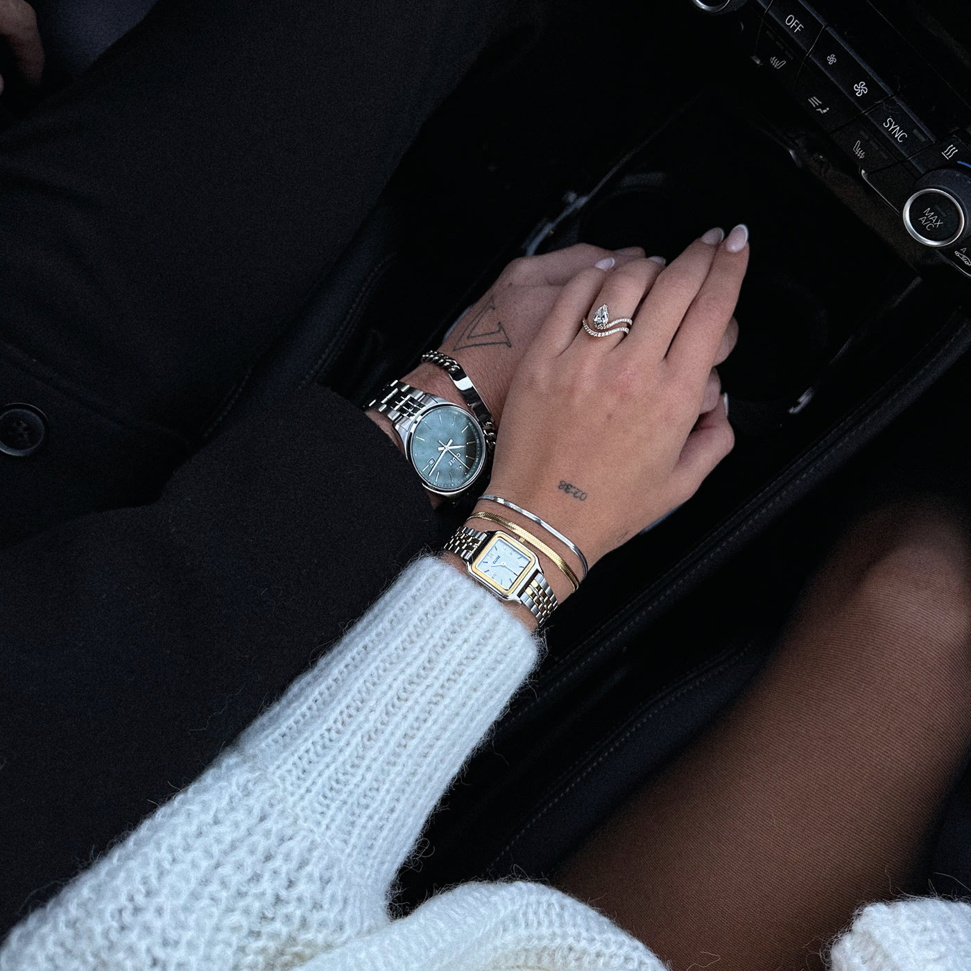 Gracieuse Petite Montre en Acier, Bicolore