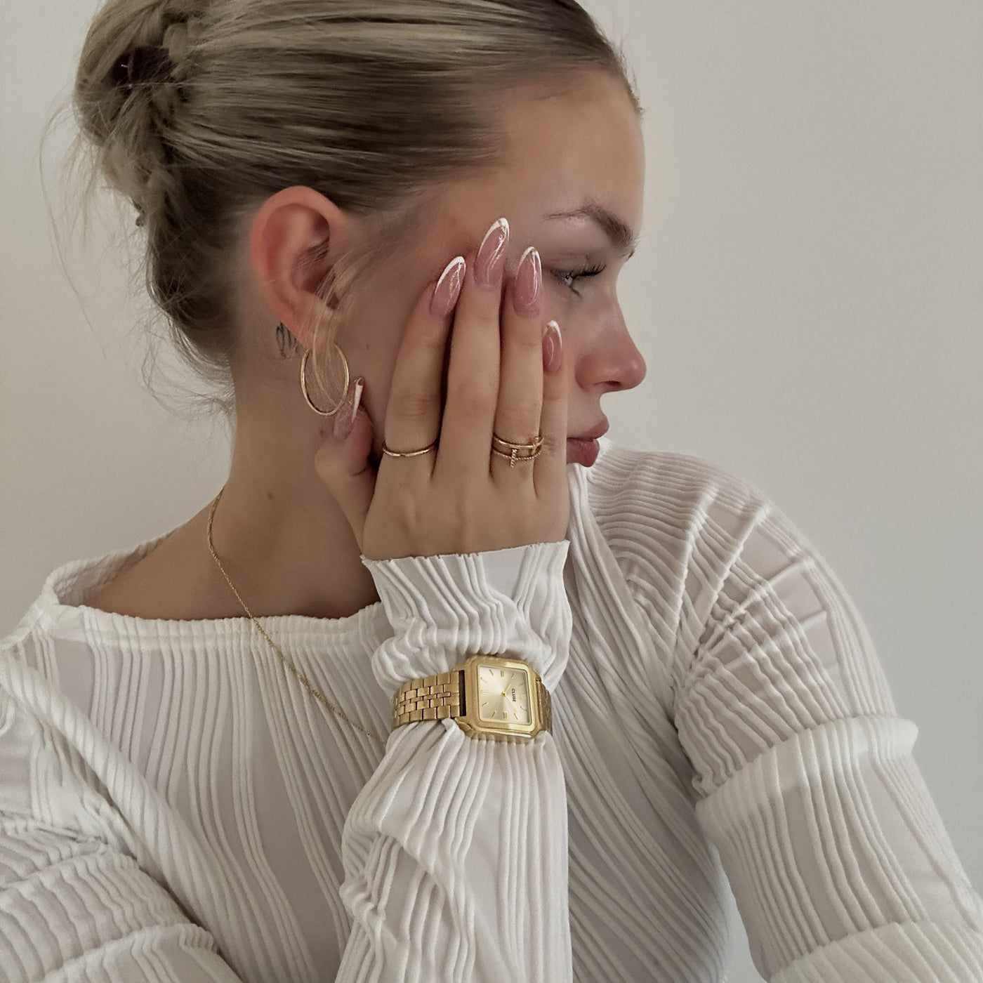 Gracieuse Petite Montre en Acier, Couleur Or Plein