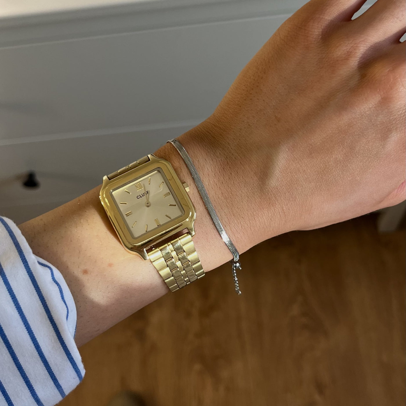 Gracieuse Petite Montre en Acier, Couleur Or Plein