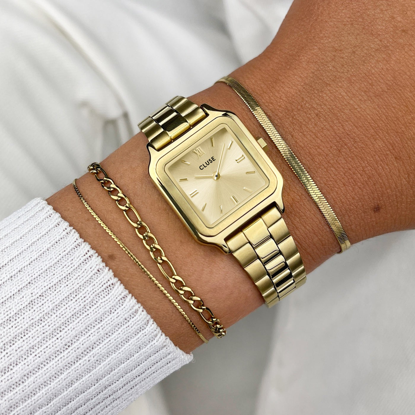 Gracieuse Petite Montre en Acier, Couleur Or Plein