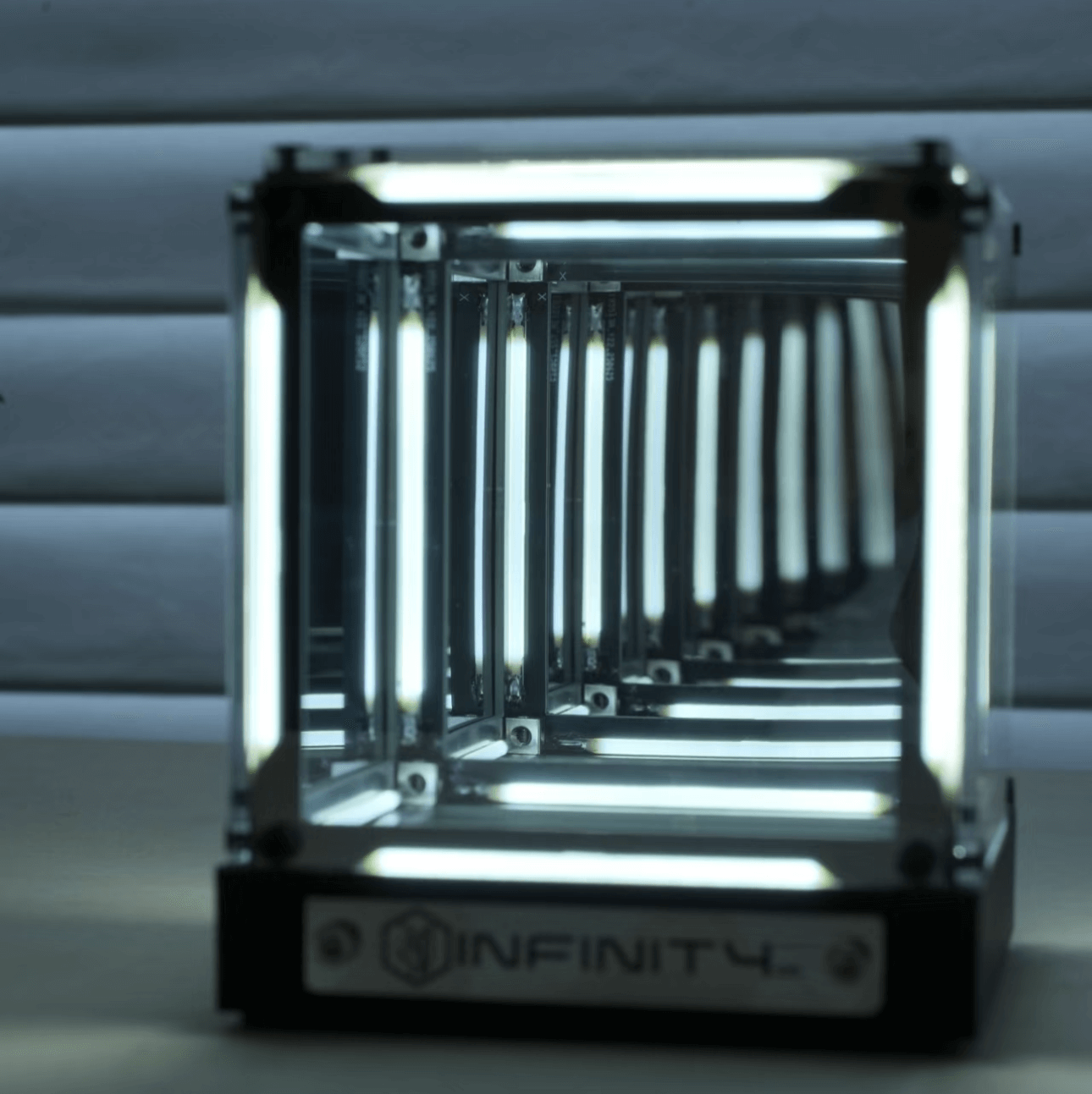 Lumière Ambiante Cyberpunk – Lampe de Bureau "Trou Noir 4D" avec Éclat LED