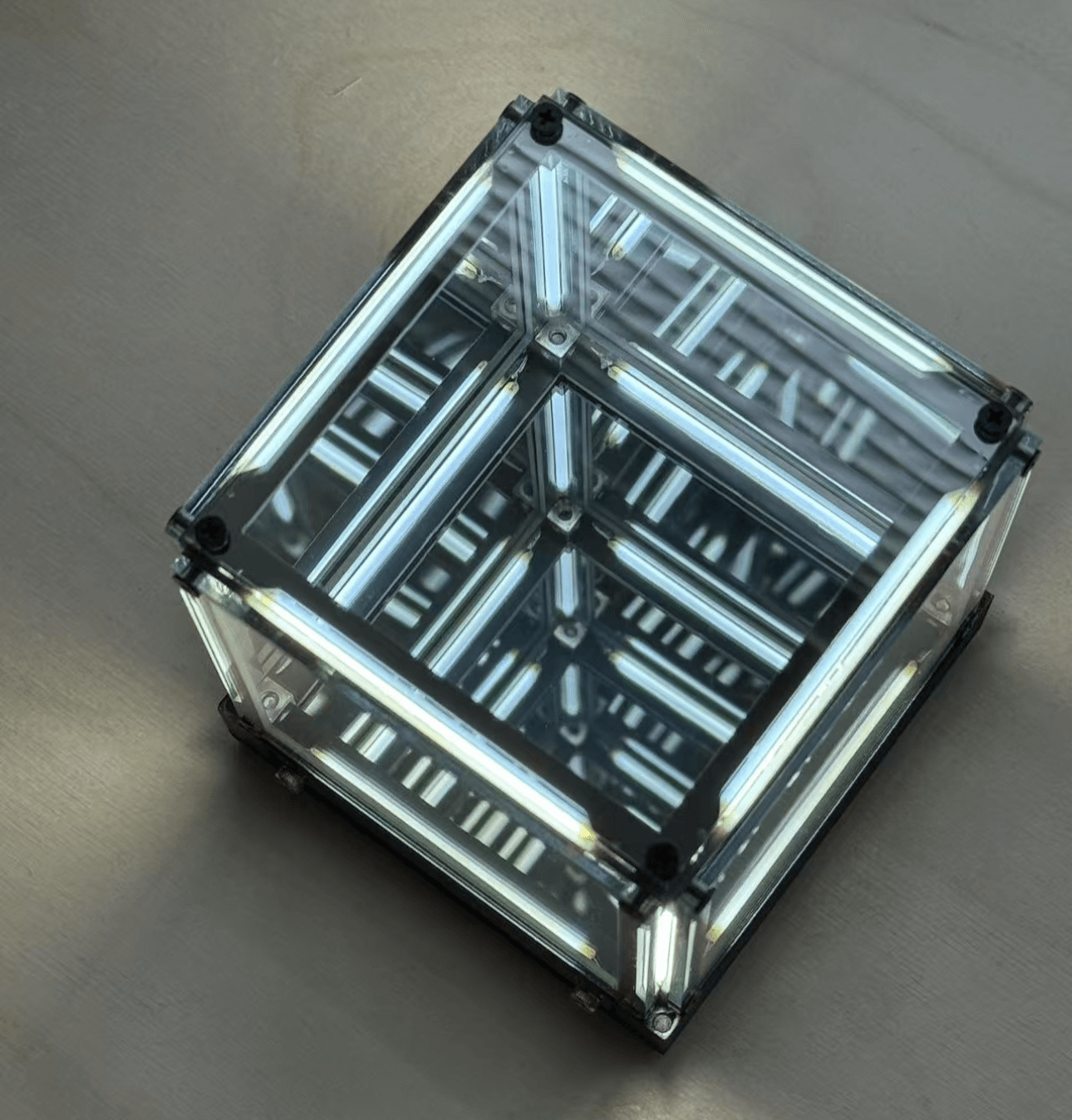 Lumière Ambiante Cyberpunk – Lampe de Bureau "Trou Noir 4D" avec Éclat LED