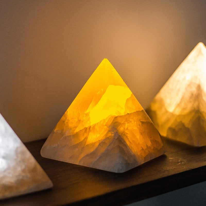 Lampe de Nuit LED en Pyramide de Gypse – Mini Lampe Ambiante de Chevet
