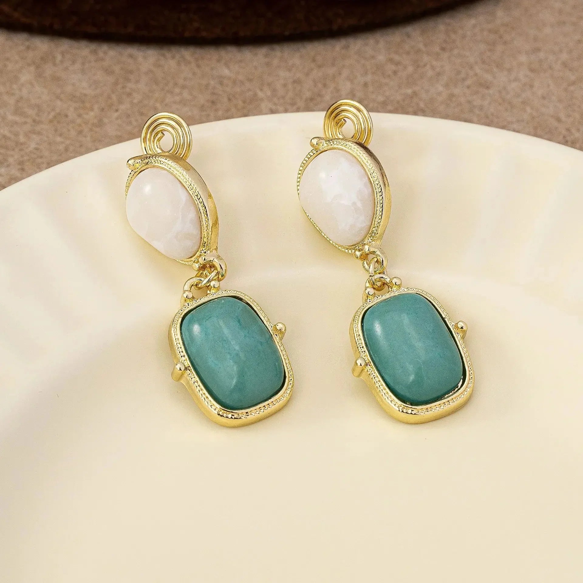 Boucles d'oreilles classiques et à la mode