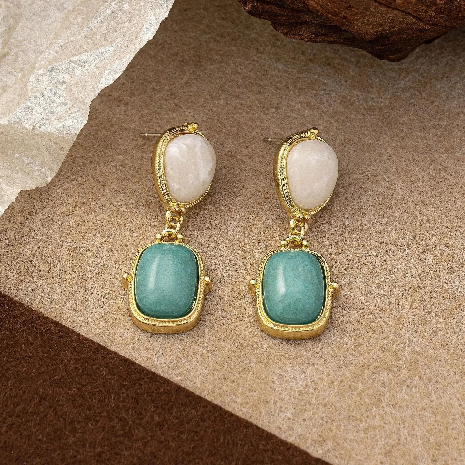 Boucles d'oreilles classiques et à la mode