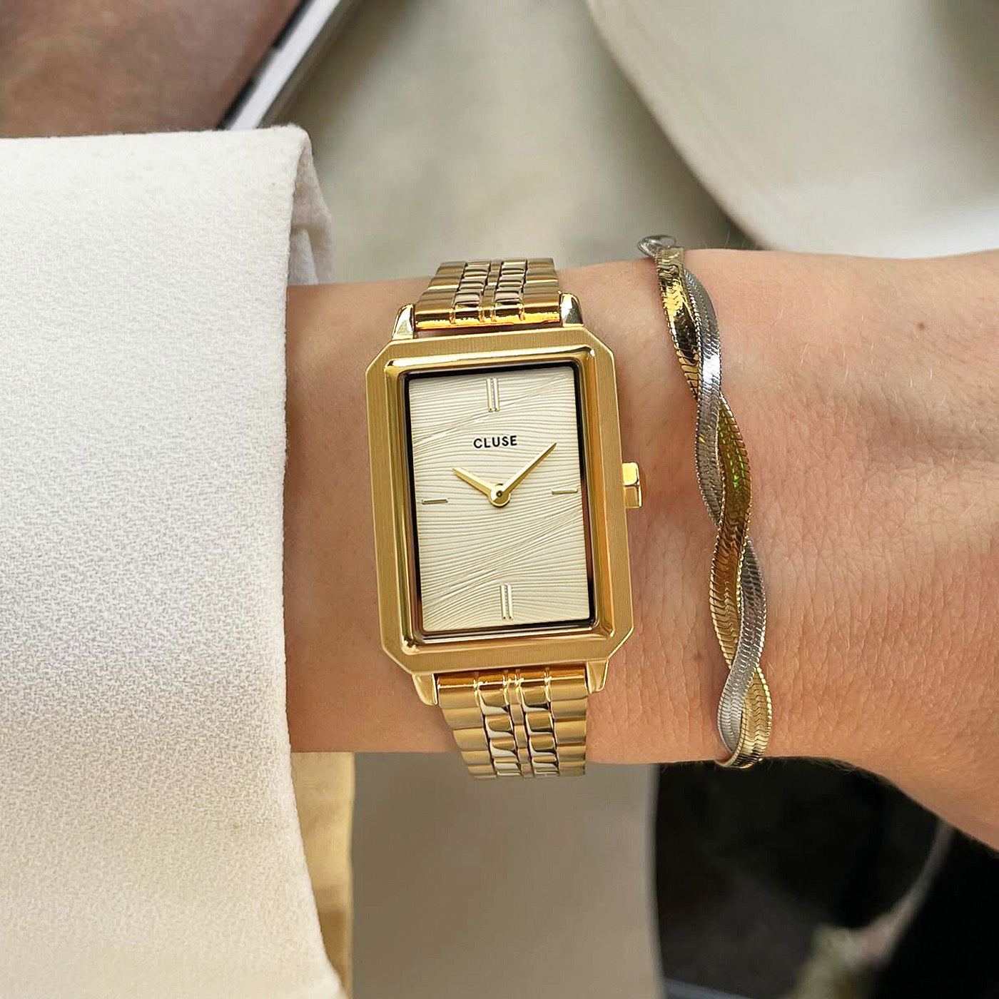 Montre Fluette Acier, Texture Sable Couleur Or Plein