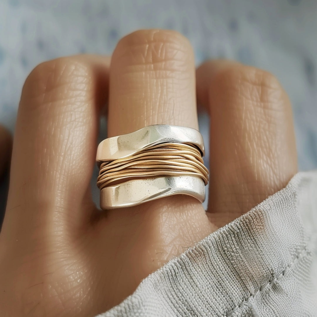 Bague en fils argentés et dorés