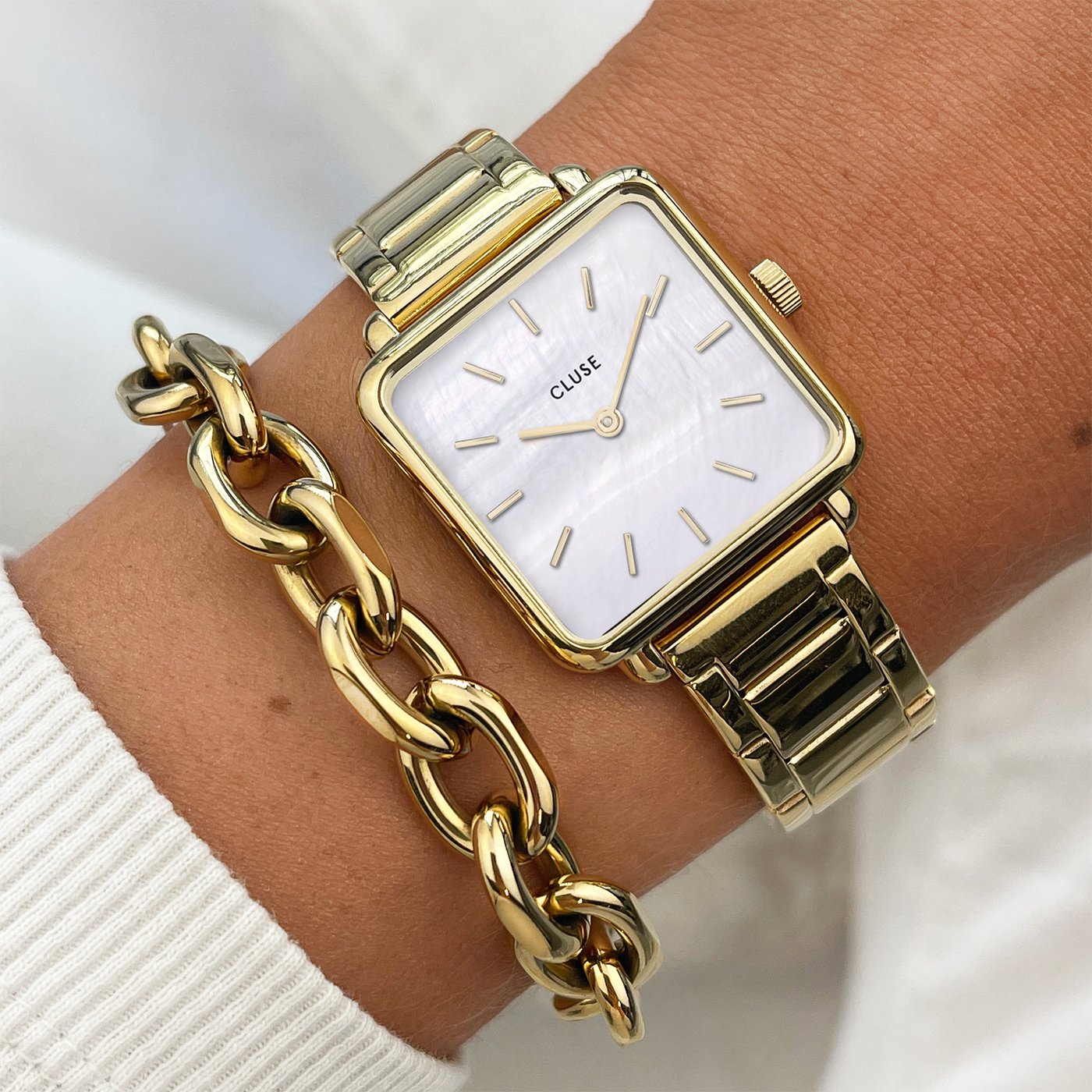 La montre Tétragone en acier, perle blanche, couleur or
