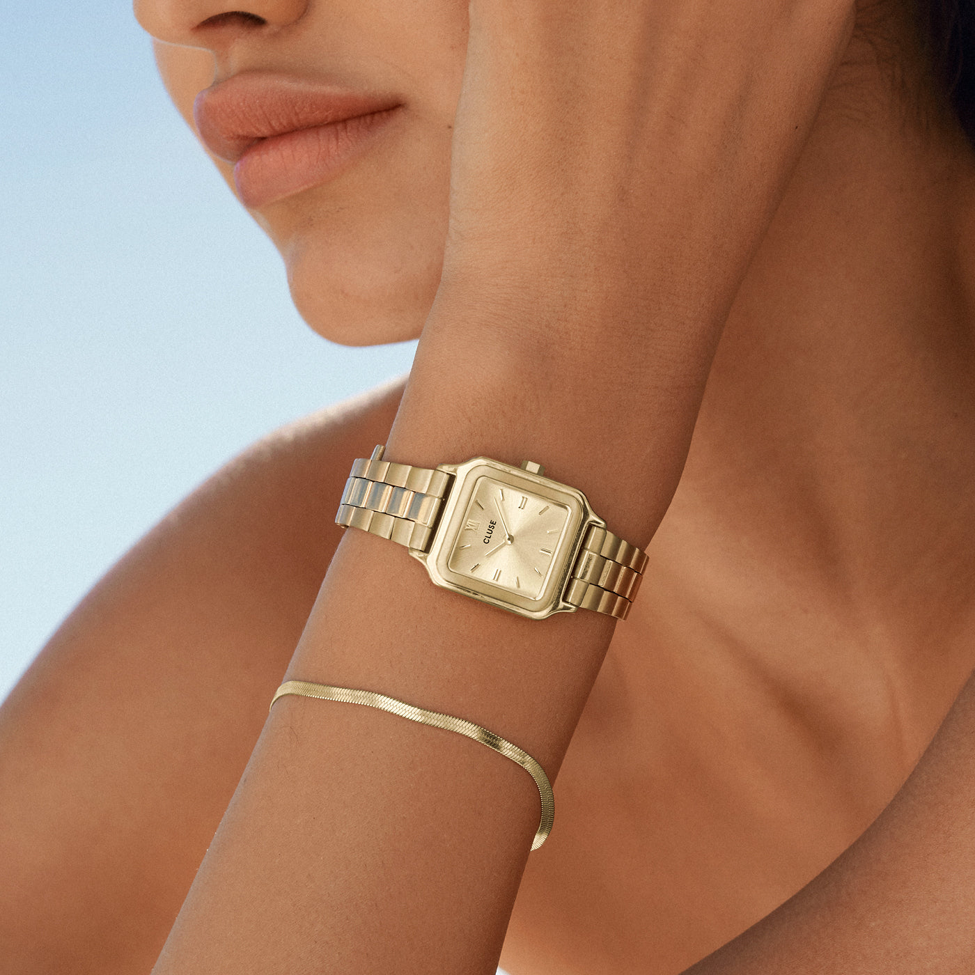 Gracieuse Petite Montre en Acier, Couleur Or Plein