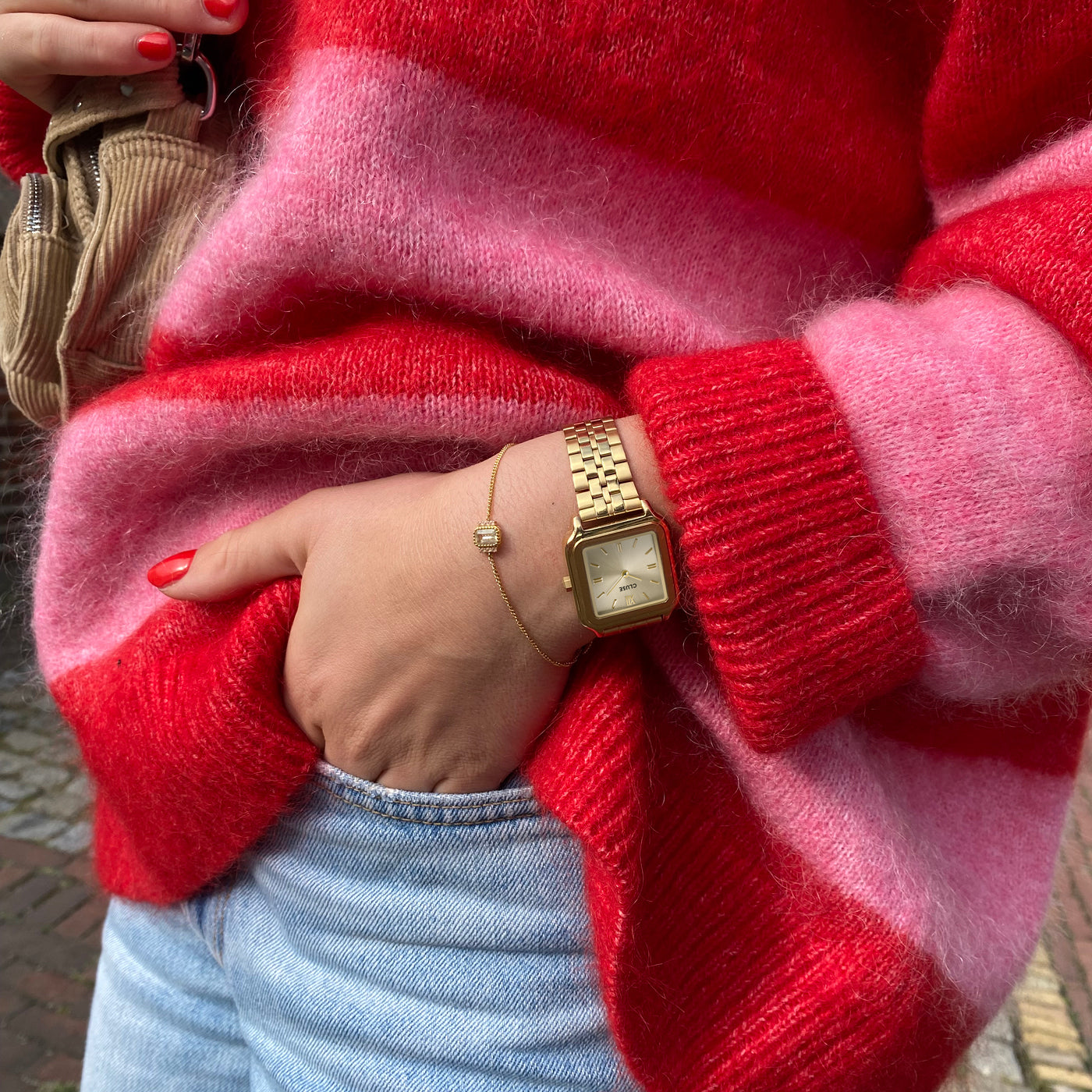 Gracieuse Petite Montre en Acier, Couleur Or Plein