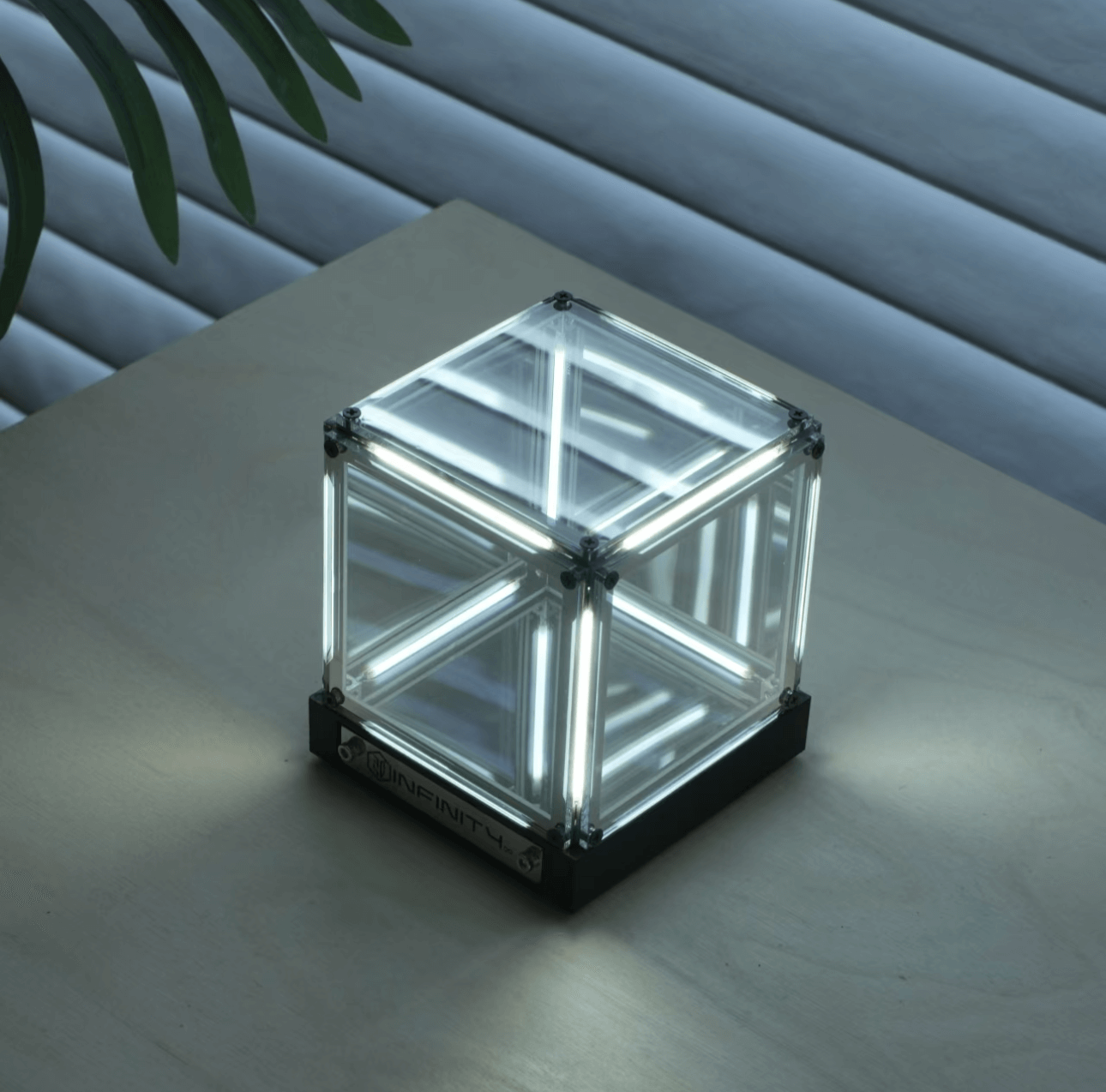 Lumière Ambiante Cyberpunk – Lampe de Bureau "Trou Noir 4D" avec Éclat LED