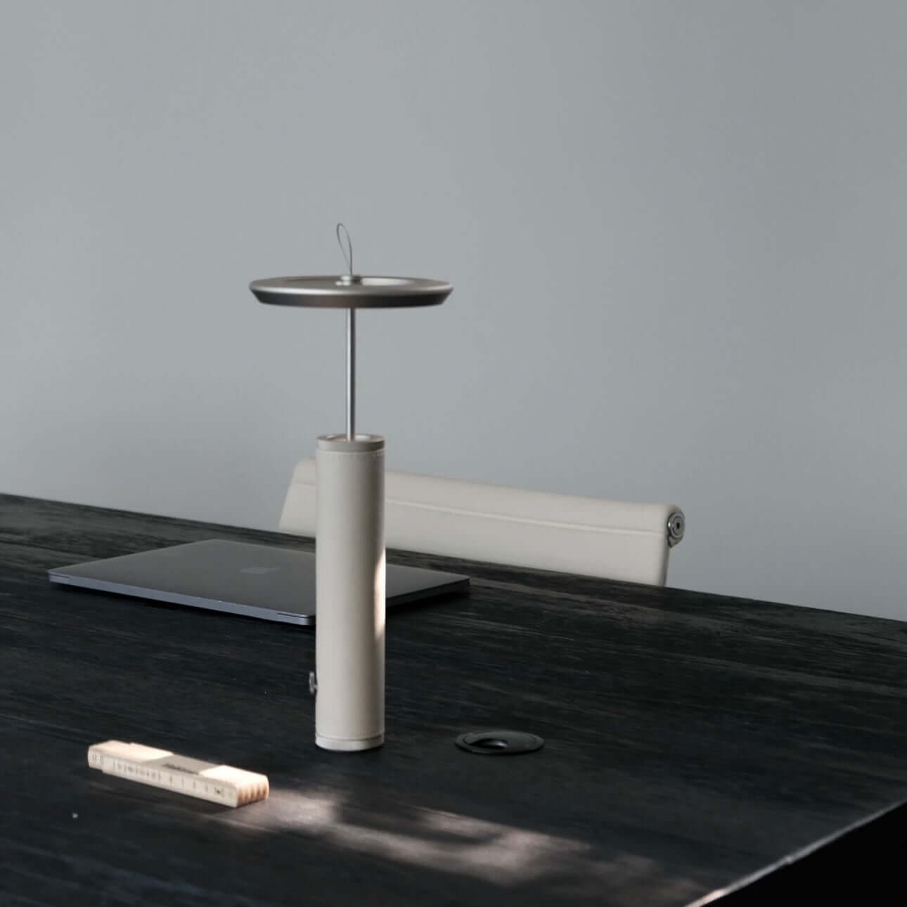 Lampe de Table Portable Rechargeable – Design Moderne en Aluminium &amp; Cuir