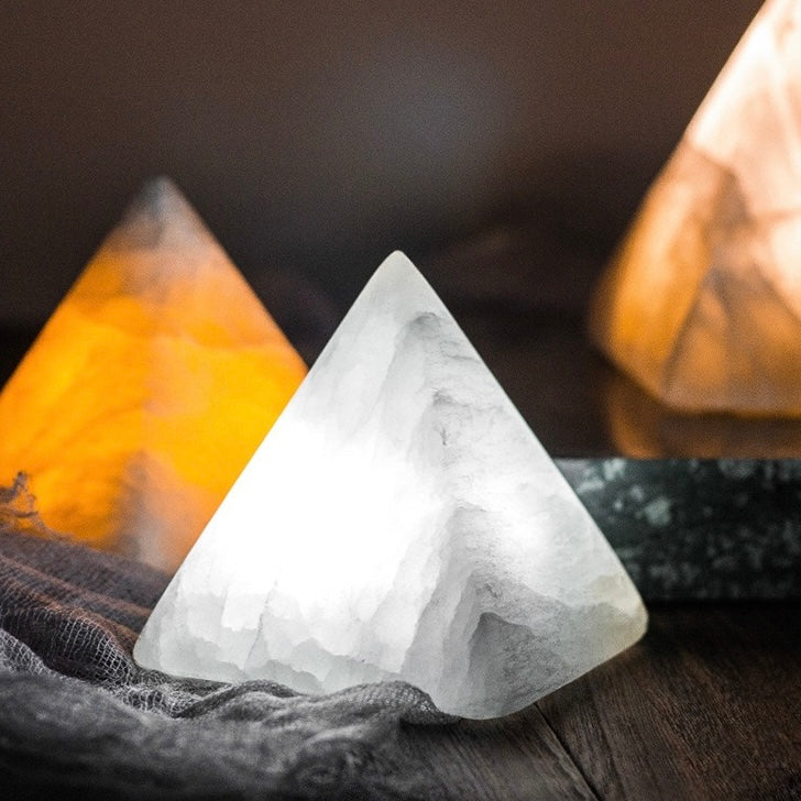 Lampe de Nuit LED en Pyramide de Gypse – Mini Lampe Ambiante de Chevet