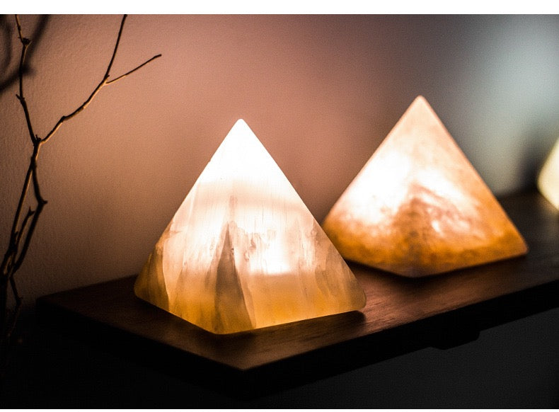 Lampe de Nuit LED en Pyramide de Gypse – Mini Lampe Ambiante de Chevet