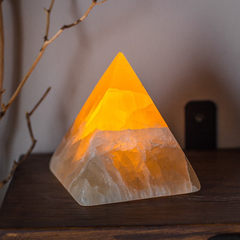 Lampe de Nuit LED en Pyramide de Gypse – Mini Lampe Ambiante de Chevet