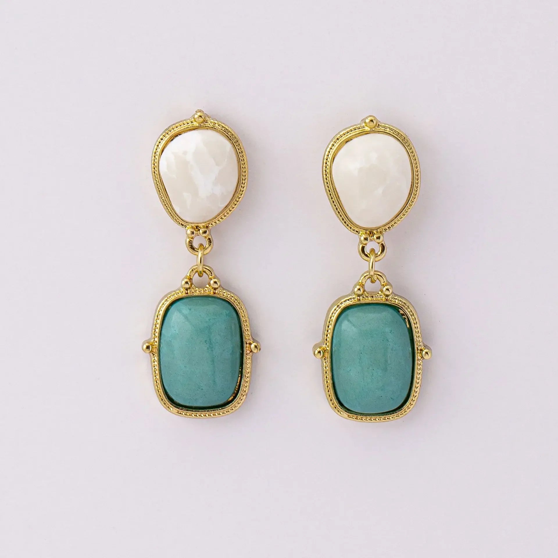 Boucles d'oreilles classiques et à la mode