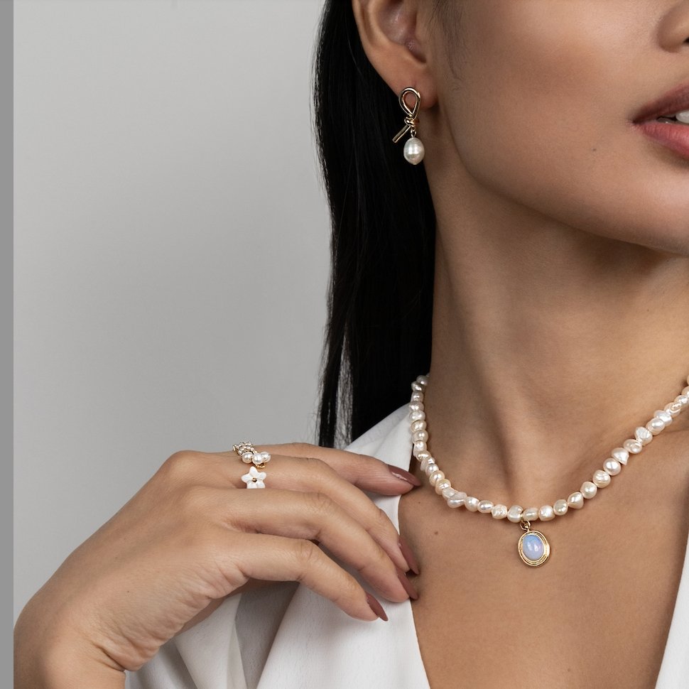 Boucles d'oreilles en or noué et perles d'eau douce