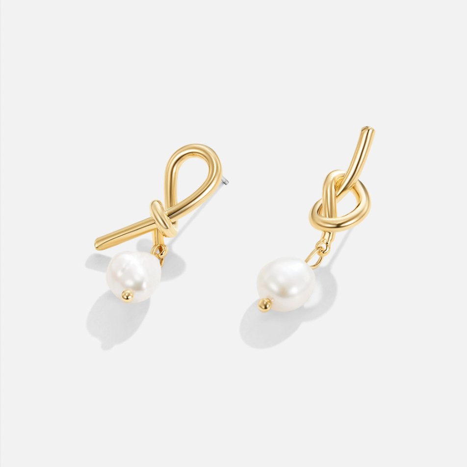 Boucles d'oreilles en or noué et perles d'eau douce