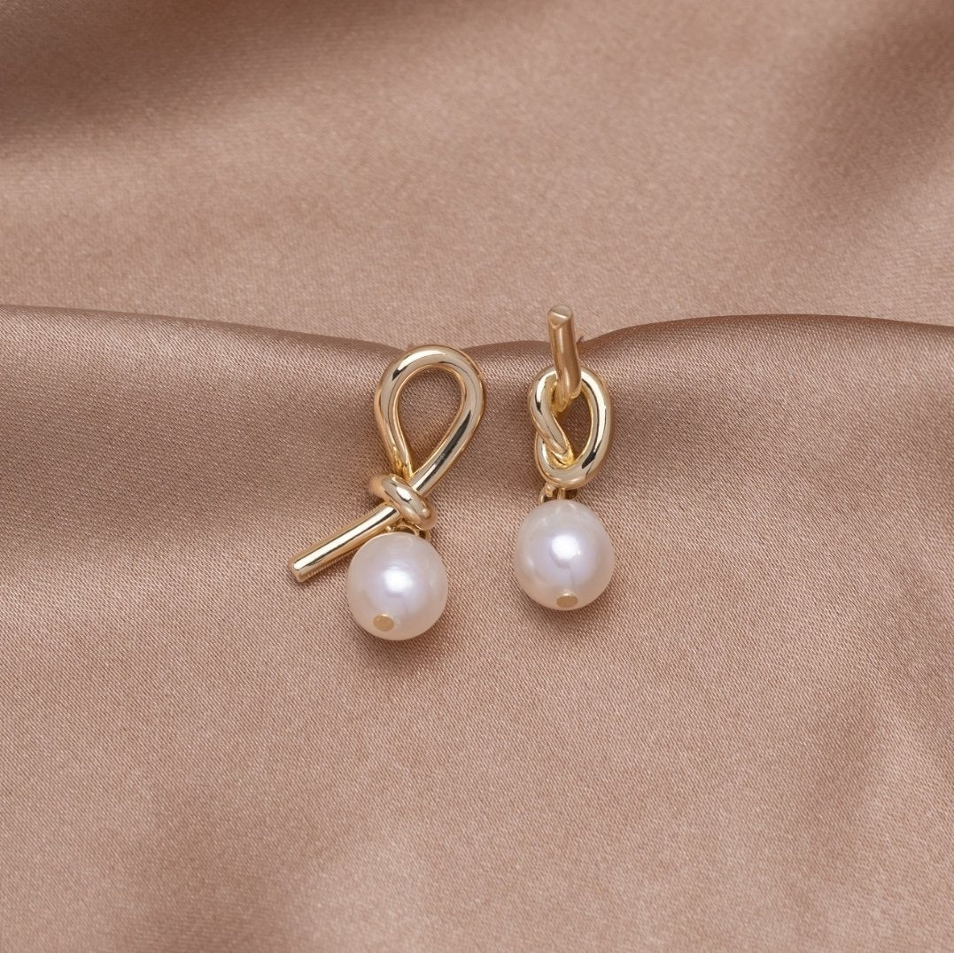 Boucles d'oreilles en or noué et perles d'eau douce