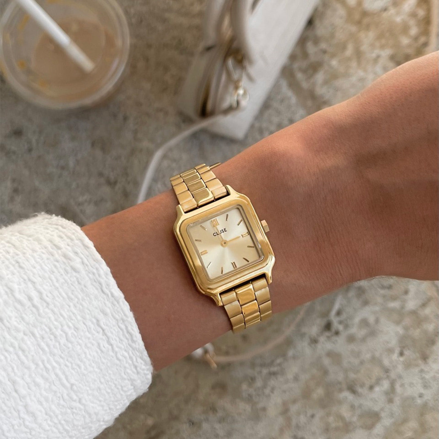 Gracieuse Petite Montre en Acier, Couleur Or Plein
