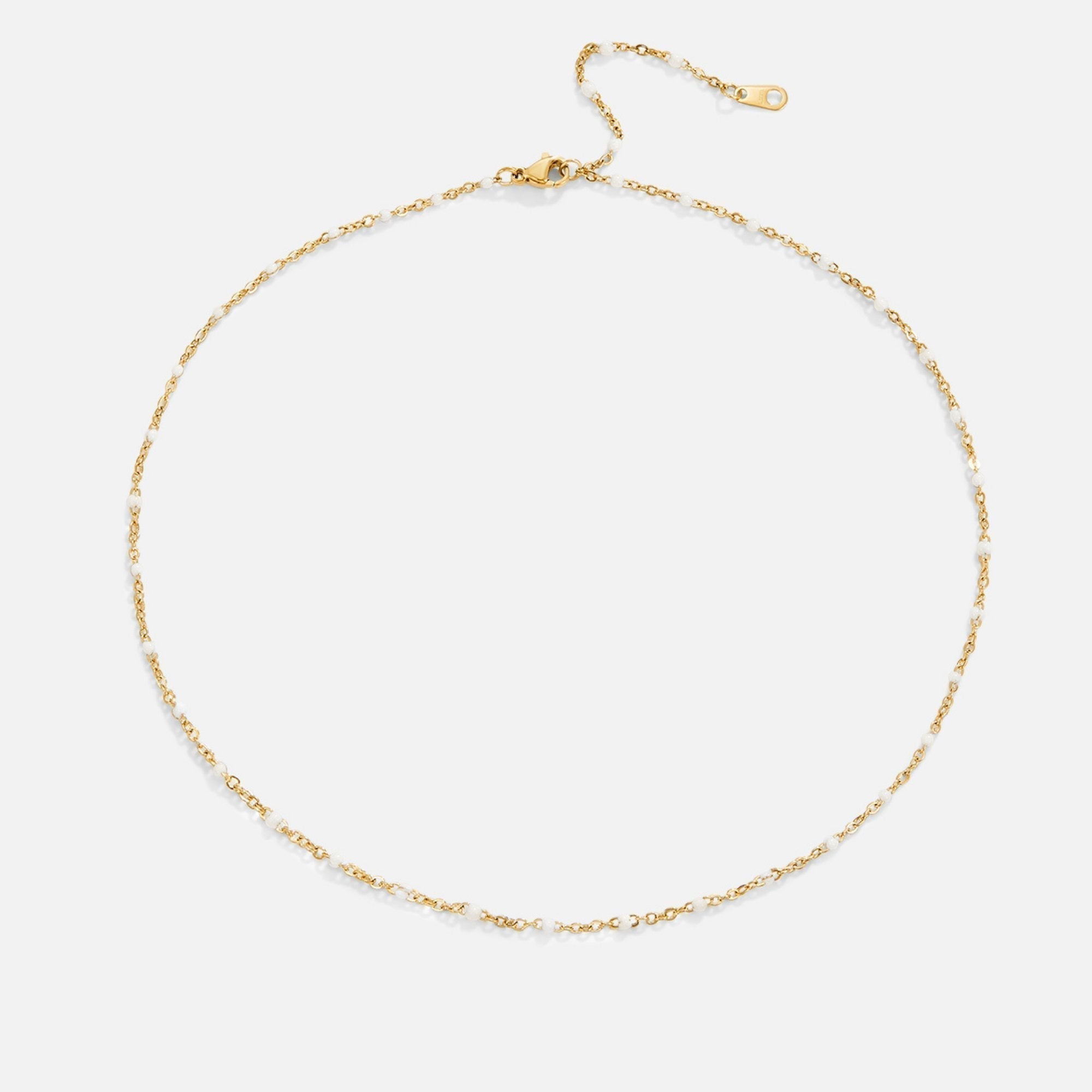 Collier en perles blanches propres