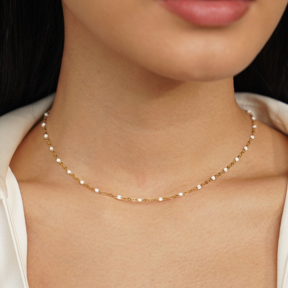 Collier en perles blanches propres