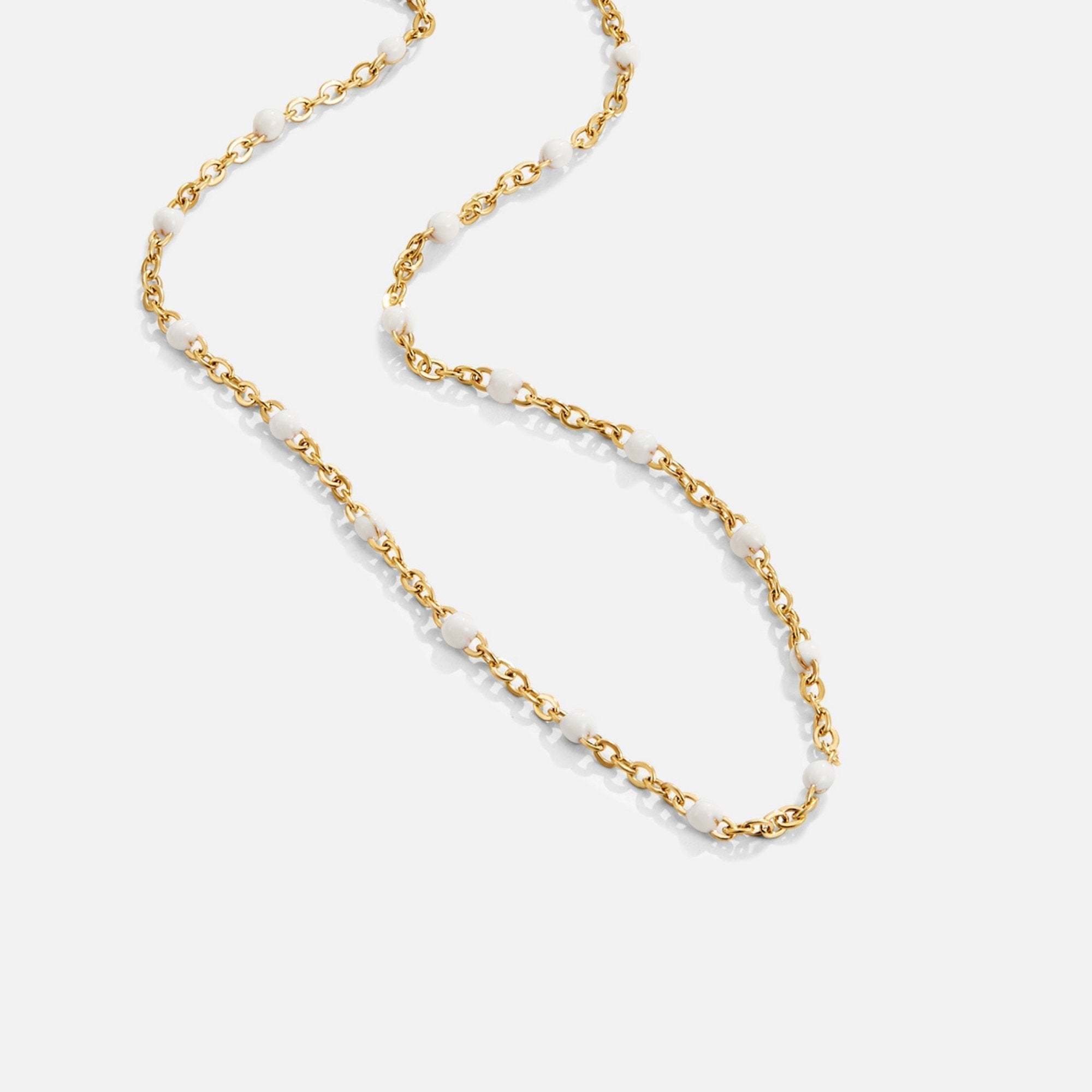 Collier en perles blanches propres
