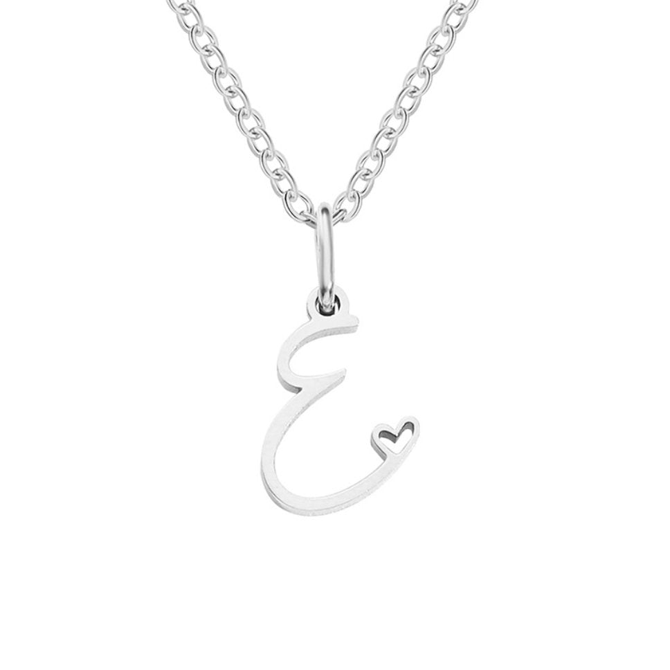 Collier en argent en forme de cœur avec initiale