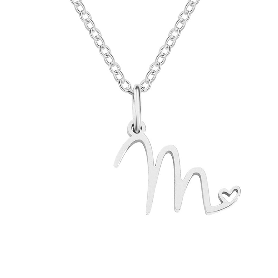 Collier en argent en forme de cœur avec initiale